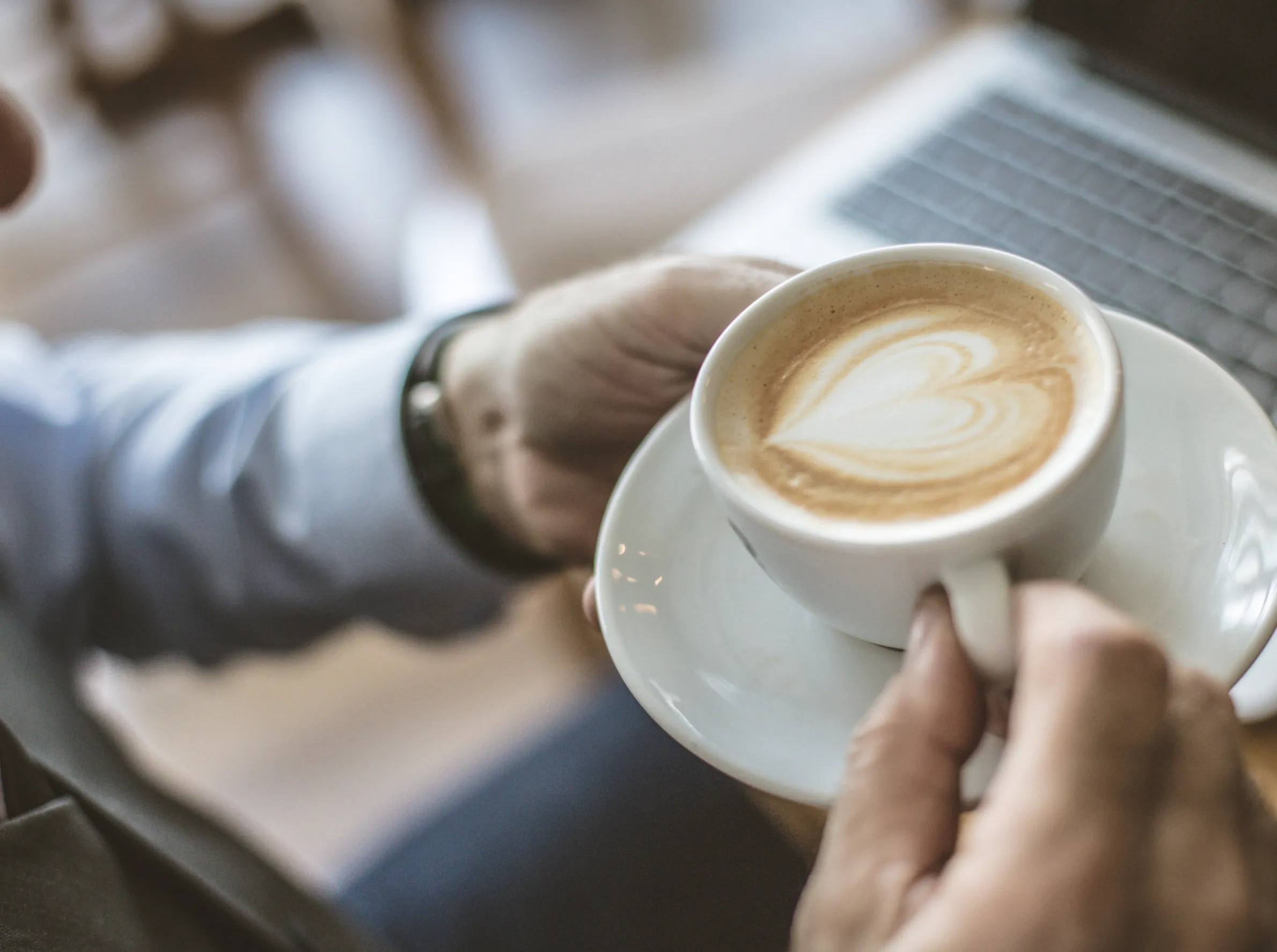 En person som holder en kaffekopp i en hverdagssituasjon – symboliserer daglige aktiviteter som kan være begrenset av OFF-episoder ved Parkinsons sykdom.